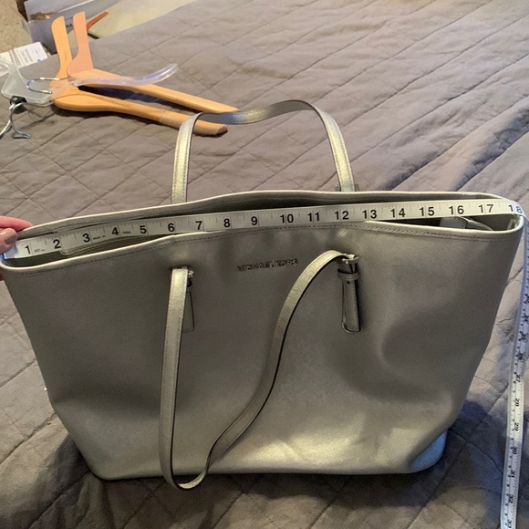Michael Kors metallic silver large Jet Set tote bag. Excellent condition. - Picture 7 of 11